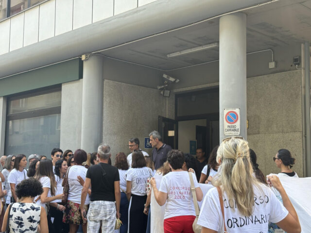 Presidio degli insegnanti abilitati questa mattina a Cagliari - foto di Elena Campanella