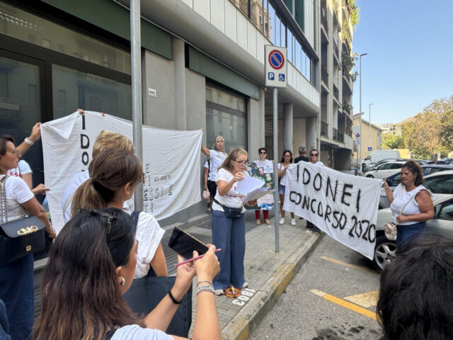 Presidio degli insegnanti abilitati questa mattina a Cagliari - foto di Elena Campanella